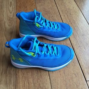 Under Armour basketball sneaker Y size 2.5